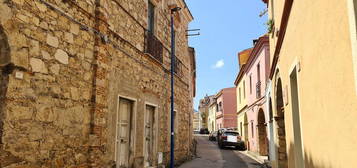 Antica casa padronale con cortile da restaurare