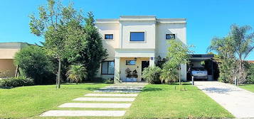 Alquiler Casa 4 Amb Pileta San Sebastian Area 10