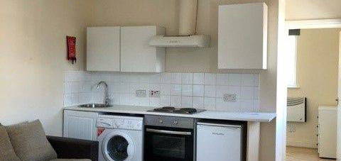 Flat to rent in Walm Lane, London NW2