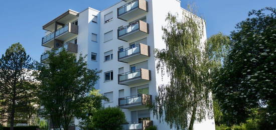 Schöne, helle 2 Zimmer Wohnung mit großem Balkon