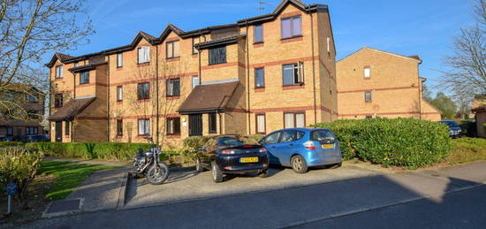 Flat to rent in Courtlands Close, Watford, Hertfordshire WD24