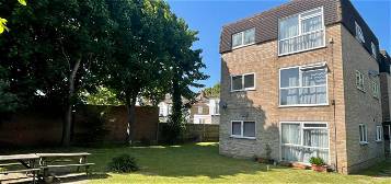 Flat to rent in Victory Road, Chertsey KT16