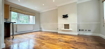 Maisonette to rent in Gladeside, Southgate N21