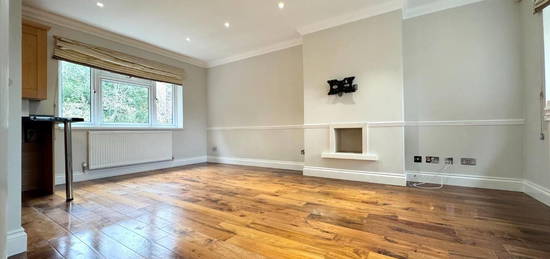 Maisonette to rent in Gladeside, Southgate N21