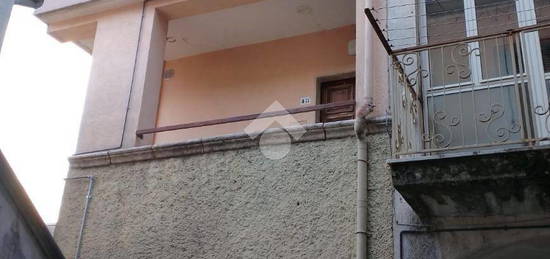 CASA SEMINDIPENDENTE A BAGNOLI IRPINO