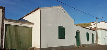 Moradia habitável no Alto da Ribeirinha, ilha Graciosa