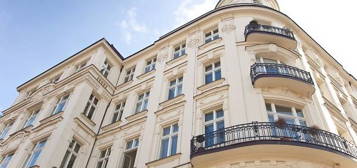 Wohn- und Geschäftshaus mit Balkon
