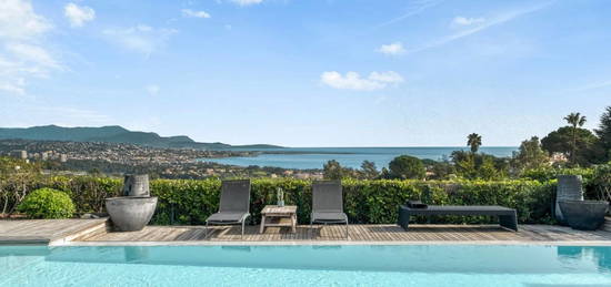 Élégante Villa avec Vue Panoramique dans le Prestigieux Domaine des Hauts de Vaugrenier