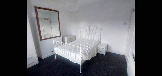 Room to rent in Phipps Bridge Road, London SW19