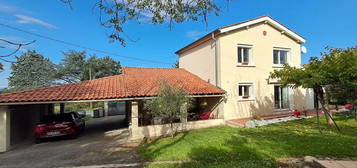 Belle maison rénovée avec jardin et garages