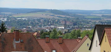 Lichtdurchflutete 3-ZKB-Dachgeschosswohnung mit großer Dachterrasse und herrlichem Blick bis in die Rhön