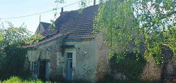 Proche St HILAIRE maison ancienne a rénover avec terrain constructible.