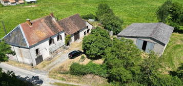 Ancienne ferme avec maison de caractère, grange attenante, bâtiment agricole, petit étang et prairie sur plusieurs parcelles de terrain d’une surface totale 12745m2, isolé