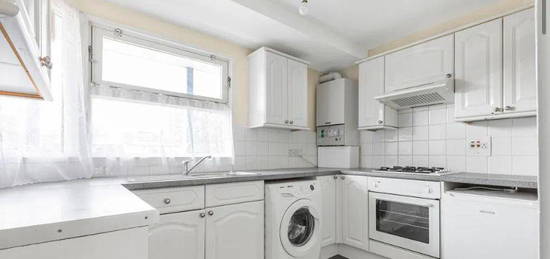 Flat to rent in New Road, London N8