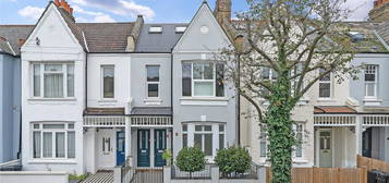 Flat for sale in Heythorp Street, Soutfields, London SW18