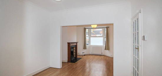 Terraced house to rent in Chelmsford Road, London N14