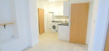 Flat to rent in Green Lanes, Haringey N8