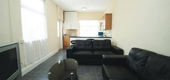 5 bed terraced house to rent