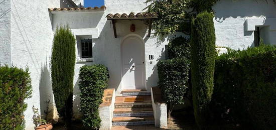 Chalet adosado en venta en calle del Montgrí, 7