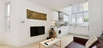 Flat to rent in Octagon Cottage, Belsize Park NW3