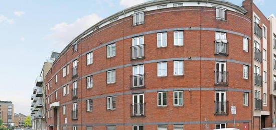 Flat to rent in Regents Gate House, Limehouse E14