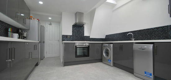 6 bed terraced house to rent