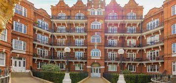 Flat to rent in Queen's Club Gardens, London W14