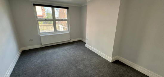 Flat to rent in High Street, New Malden KT3