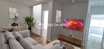 Apartamento T1+1 c/ Logradouro  Totalmente Remodelado  Próximo á CP...