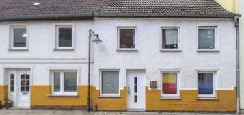 Vermietetes Reihenmittelhaus mit Scheune, Garten und Carport in Zentraler Lage