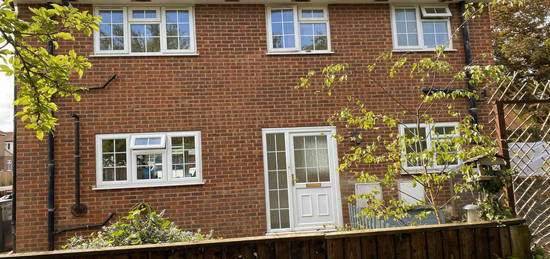 Maisonette to rent in Ryebrook Road, Leatherhead KT22