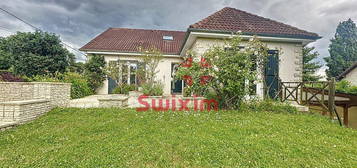 Maison de charme avec jardin et piscine couverte