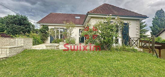 Maison de charme avec jardin et piscine couverte