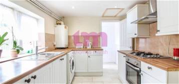 Terraced house to rent in Grove Road, Grays RM17