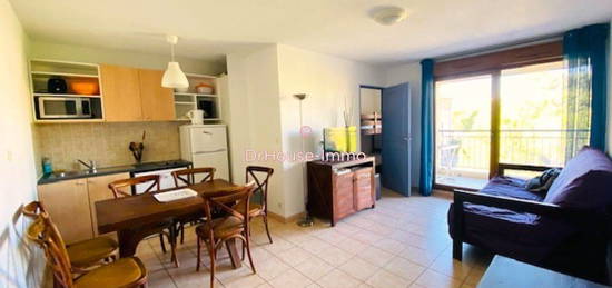 Uzès à pied, bel appartement de 39 m² avec terrasse, parking et piscine.