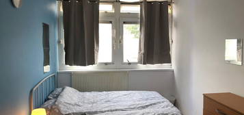 Flat to rent in Chapman Street, London E1