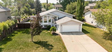 74 N Hathaway Ln, Lacombe, AB T4L 1T4
