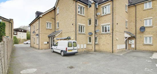 Flat for sale in Lambton Avenue, Cheshunt, Waltham Cross EN8