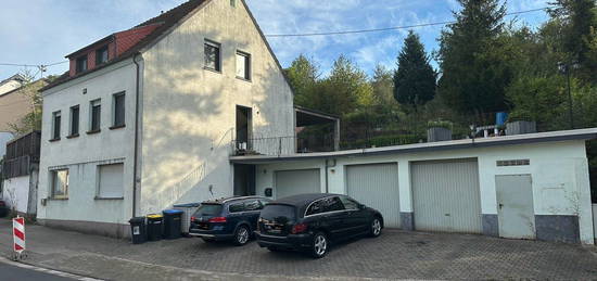 Freistehendes Einfamilienhaus mit Einliegerwohnung und Garten