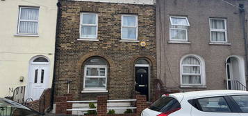 Terraced house to rent in Wellington Street, Gravesend DA12