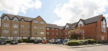 Flat to rent in Charnwood House, Reading RG1