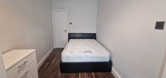 Room to rent in Westrow Drive, Room 3, Barking IG11