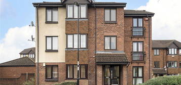 Flat for sale in Gables Close, Lee SE12