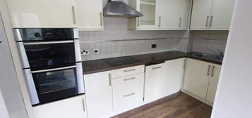 Flat to rent in Teresa Gardens, Waltham Cross EN8