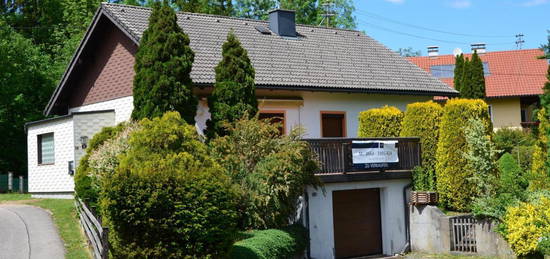 Liebliches Haus mit großem Grundstück am Waldrand nahe dem Alm Fluss