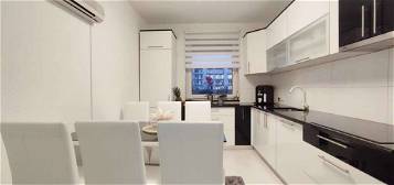 Heller Wohntraum mit moderner Küche