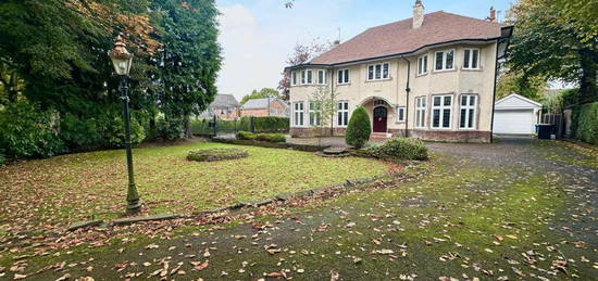 5 bedroom detached house