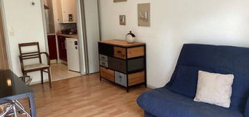 Studio meublé de 32 m2 , place parking privée, centre