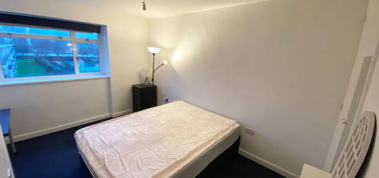 Room to rent in Churchill Gardens, London SW1V