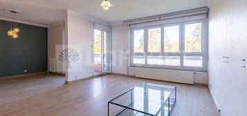 EXCLUSIVITE - Appartement Type 5 Meublé - ANNECY - 95m² - BALCON + CAVE + PARKING DE COPROPRIÉTÉ - CHAUFFAGE - EAU CHAUDE ET FROIDE INCLUS DANS LE LOYER